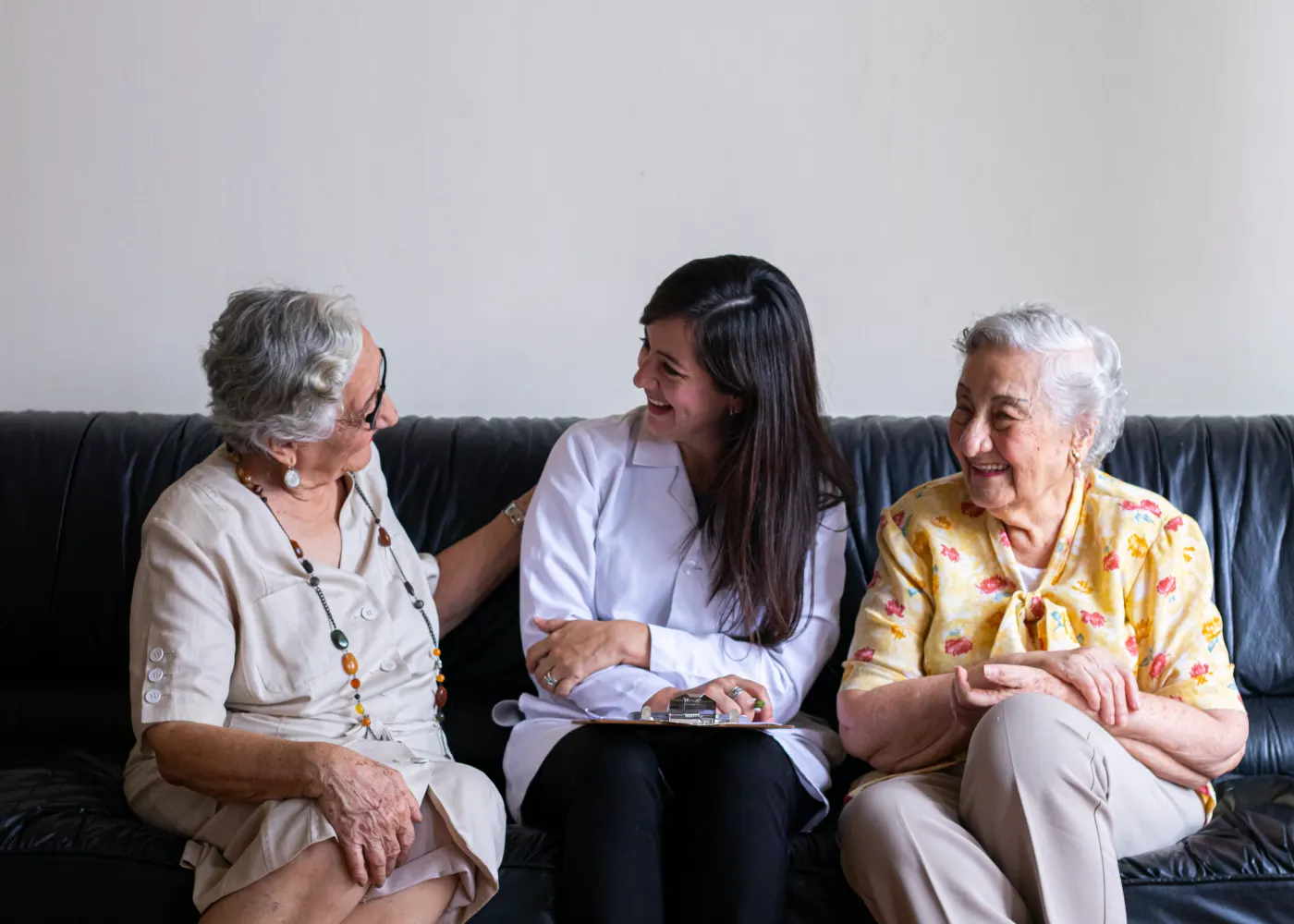 Acompañamiento cercano al adulto mayor y su familia