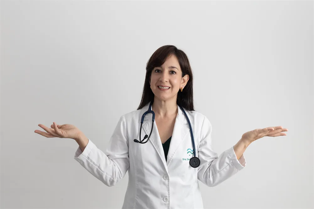 La Dra. Daniela Navia resolviendo dudas de un paciente